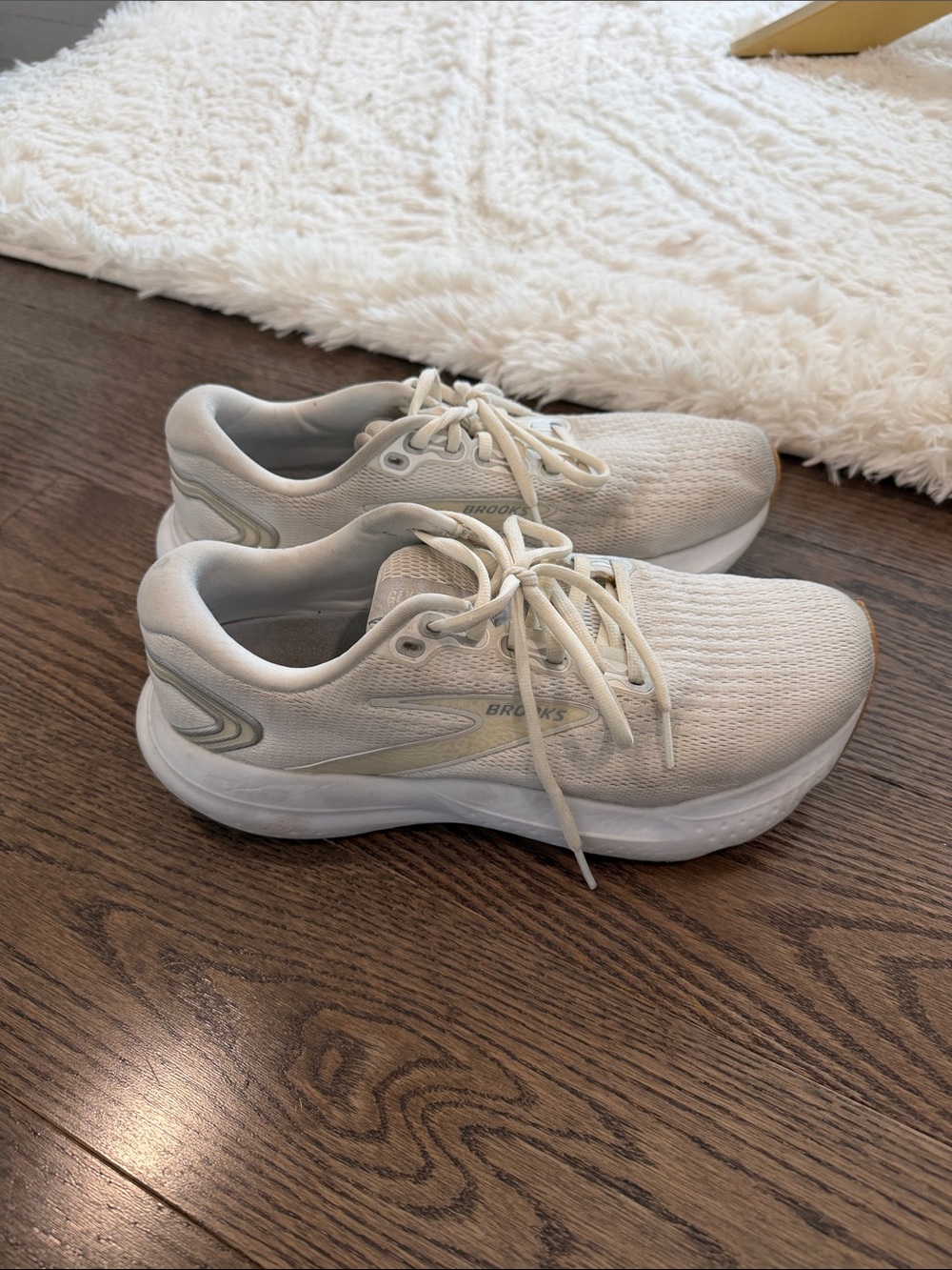 White brooks size 9.5 glycerins great condition